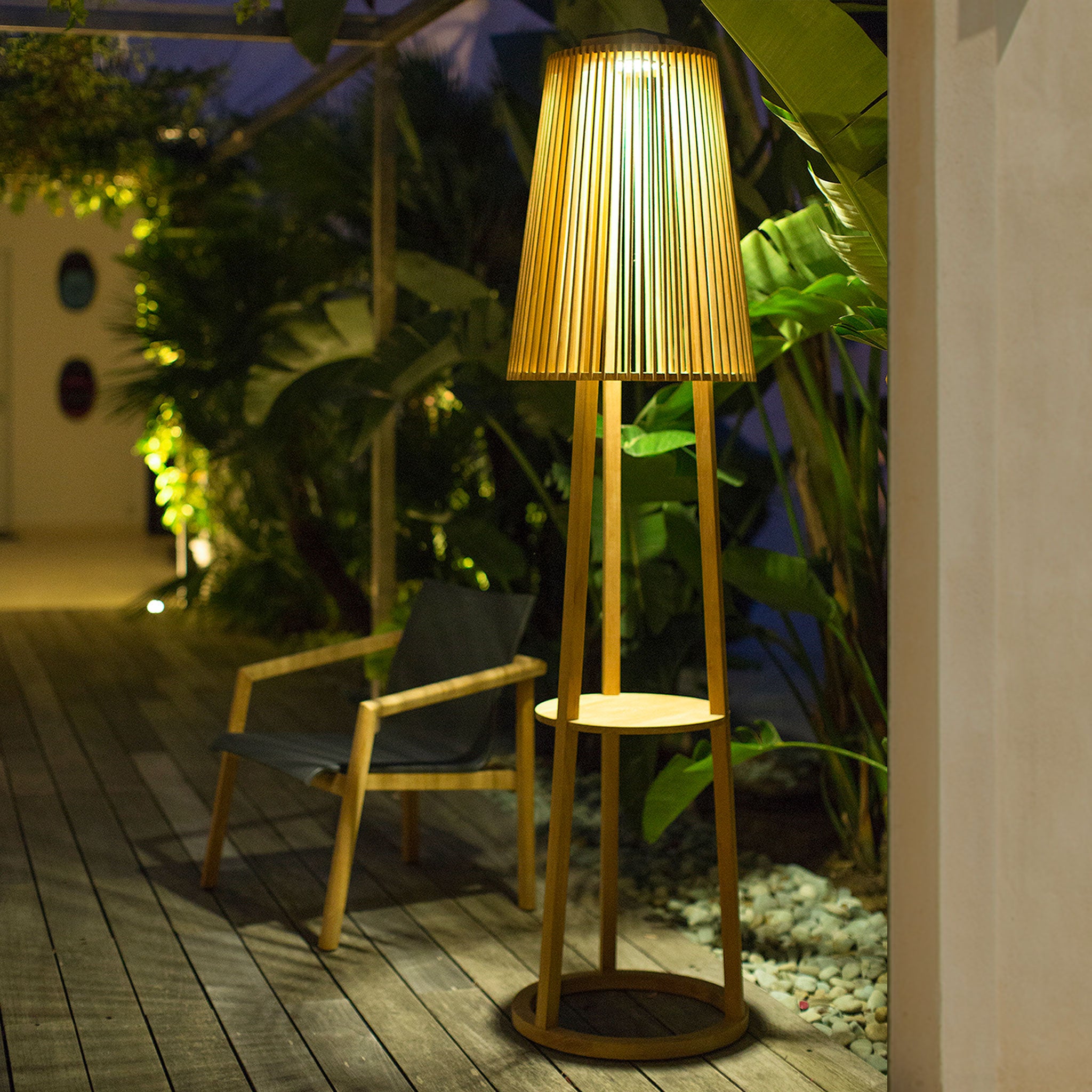 Palma floor lamp lighting up patio and chair
