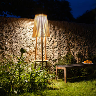 Palma floor lamp lighting up garden and bench
