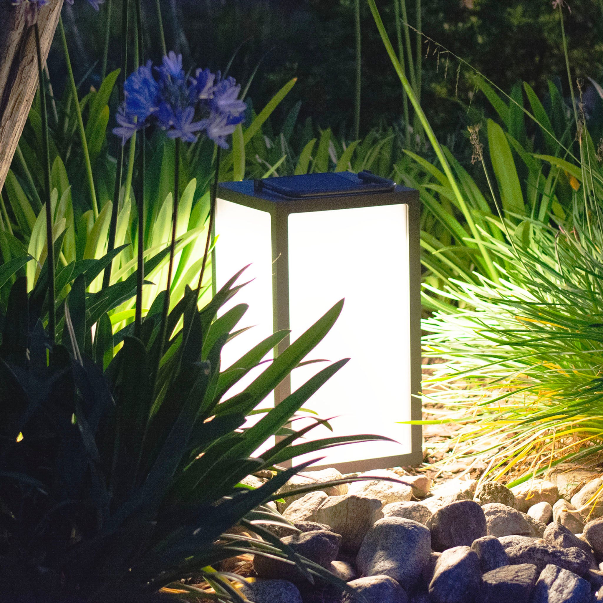 High efficiency tradition lantern illuminating outdoor garden